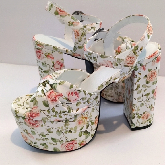 Love At Evey Corner Platforms - Picture 6 of 7